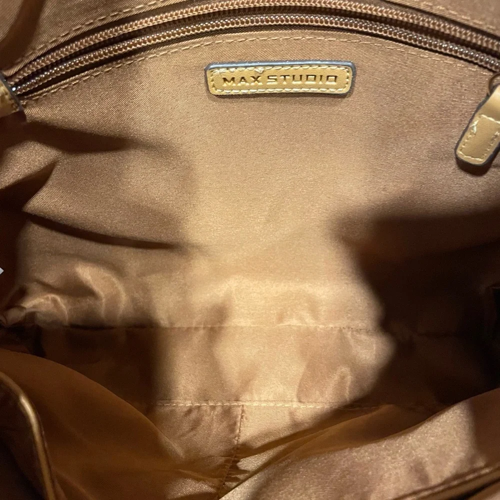 Max Studio M/L crossbody NWT - Picture 6 of 12